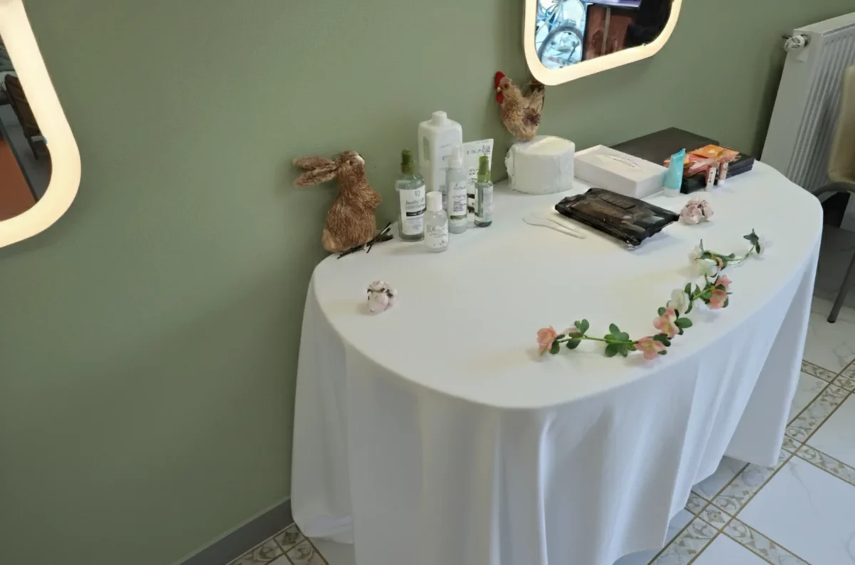 Espace d’atelier collectif en socio-esthétique favorisant détente et sérénité