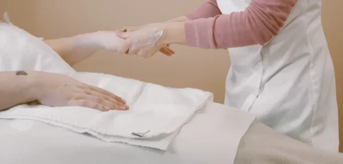 Soin socio-esthétique des mains réalisé avec douceur et respect de la personne